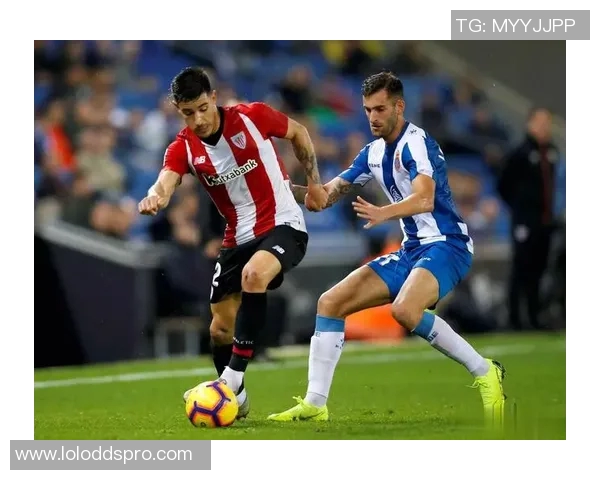 欧联杯激战：里昂与热刺战成平局争议判罚引发全场热议